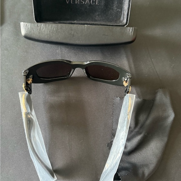 Authentic Versace Medusa Biggie Sunglasses main image 8